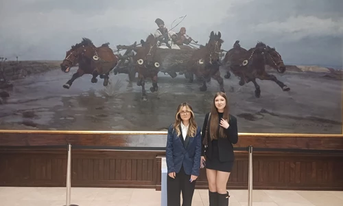 Uczennice na tle obrazu "Czwórka" J Chełmońskiego