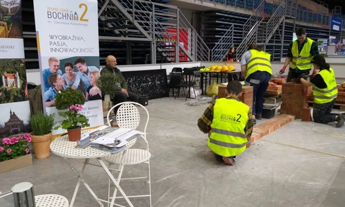 uczniowie w trakcie pracy na stoisku targowym