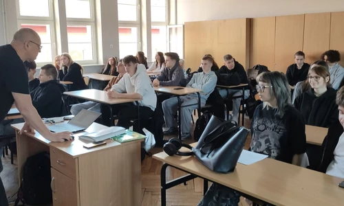 uczniowie w trakcie zajęć przygotowawczych do wyjazdu Erasmus