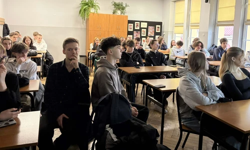 uczniowie w trakcie zajęć przygotowawczych do wyjazdu Erasmus