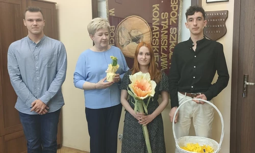 Uczniowie w trakcie akcji Żonkile z Panią Dyrektor Szkoły
