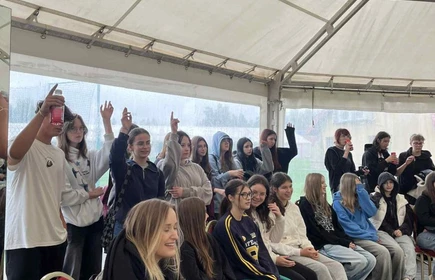Uczniowie klas pierwszych w trakcie pikniku integracyjnego