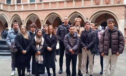 uczniowie na dziedzińcu Collegium Maius