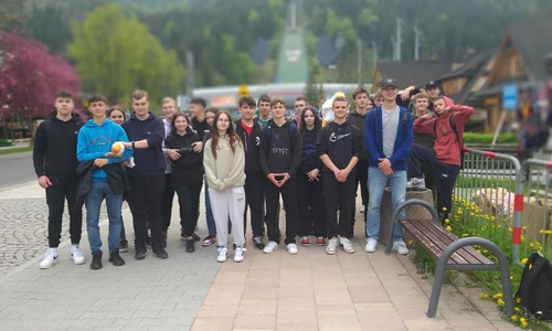 Zdjęcie grupowe z panoramą Wielkiej Krokwi