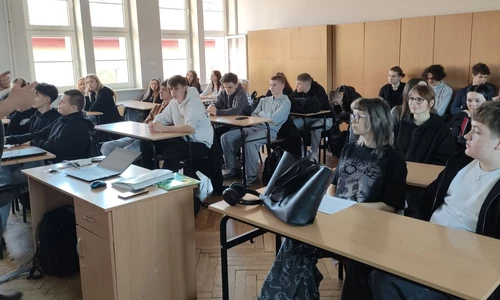 uczniowie w trakcie zajęć przygotowawczych do wyjazdu Erasmus