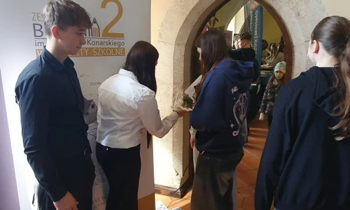 Stoisko szkoły na targach edukacyjnych w Niepołomicach