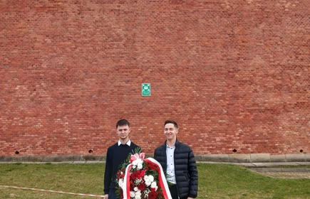 Uczniowie z wieńcem