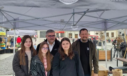 Starosta i wicestarosta na stoisku szkoły