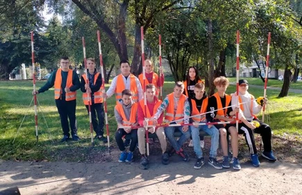 Wspólne zdjęcie w plenerze przyszłych geodetów z klasy Ic.