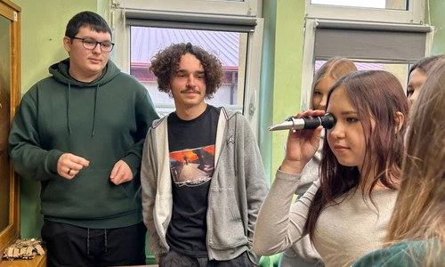 Uczniowie w trakcie festiwalu zawod&oacute;w