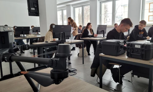 uczniowie w trakcie szkolenia ze skaninigu laserowego