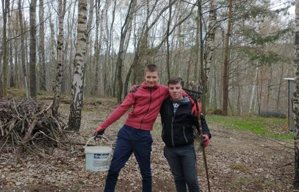 uczniowie porządkują teren