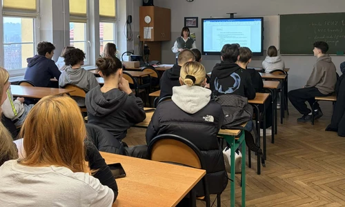 uczniowie w trakcie zajęć przygotowawczych do wyjazdu Erasmus