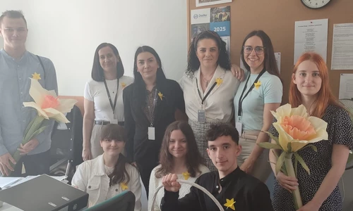 Uczniowie w trakcie akcji Żonkile w Starostwie Powiatowym