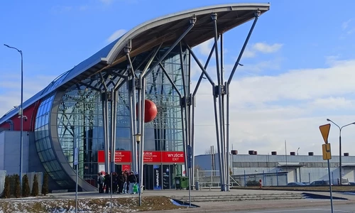 budynek wejścia na centrum targowe