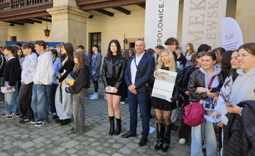 Uczniowie z nauczycielem na zamku w Niepołomicach