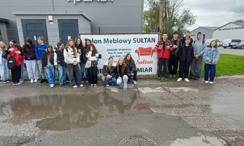 Uczniowie w trakcie zajęć warsztatowych w salonie meblowym Sułtan
