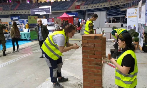 uczniowie w trakcie pracy na stoisku targowym