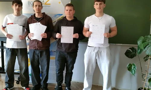 Młodzież z certyfikatami kończącymi program Erasmus