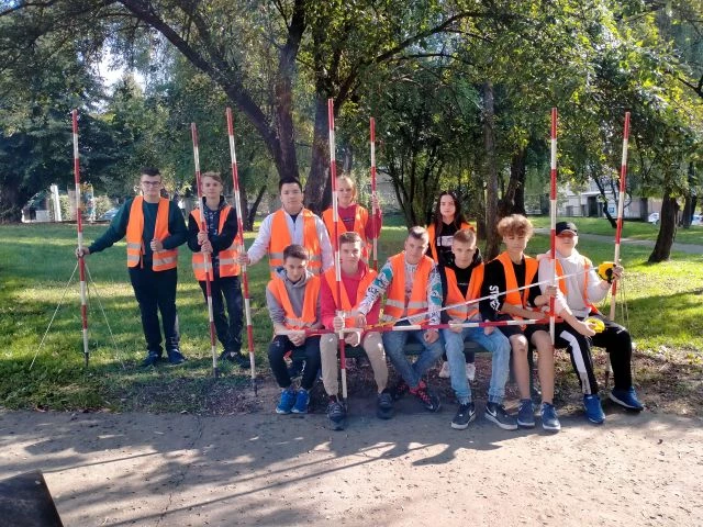 Wspólne zdjęcie w plenerze przyszłych geodetów z klasy Ic.