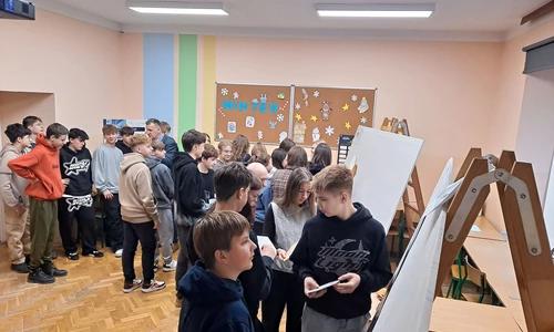 Uczniowie w trakcie festiwalu zawod&oacute;w