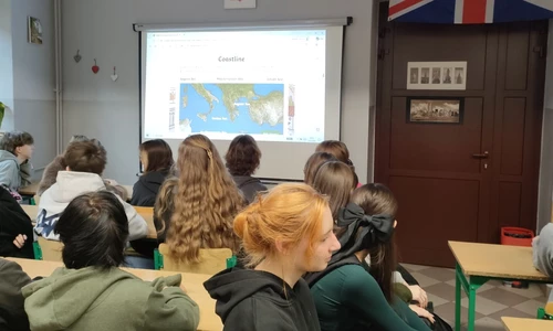 uczniowie w trakcie zajęć przygotowawczych do wyjazdu Erasmus