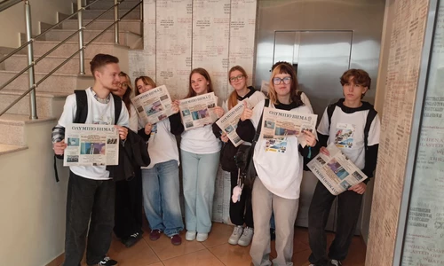 Uczniowie z egzemplarzem gazety Olimpion Bima
