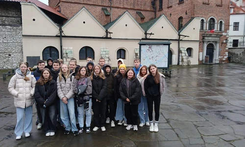 zdjęcie grupowe na tle Starej Synagogi