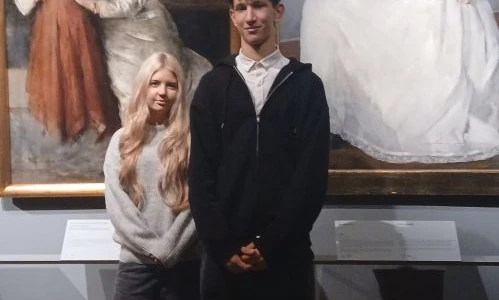 Uczniowie na wystawie