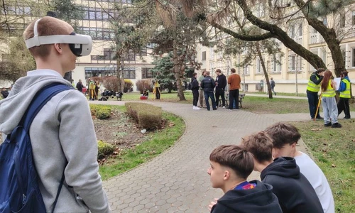 Uczniowie  w parku Jordana w trakcie ćwiczeń