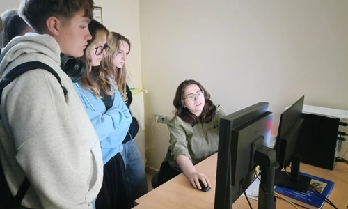 Uczniowie w siedzibie gazety