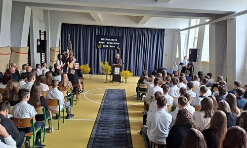 widok na salę z uczniami