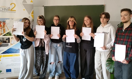 Młodzież z certyfikatami kończącymi program Erasmus