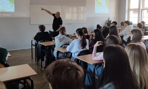uczniowie w trakcie zajęć przygotowawczych do wyjazdu Erasmus