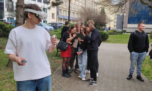 Uczniowie  w parku Jordana w trakcie ćwiczeń