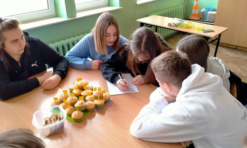 uczniowie w klasie w trakcie gier geodezyjnych