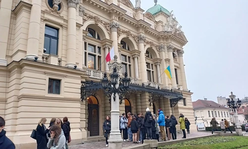 Grupa uczniów przed budynkiem teatru