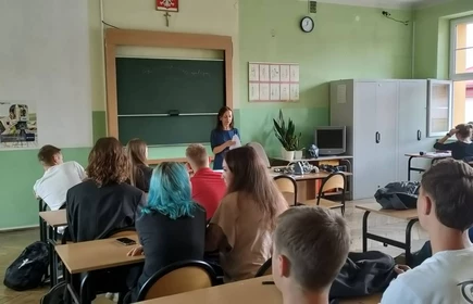 Uczniowie w trakcie zajęć z pedagogiem