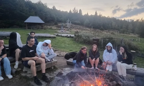 Uczniowie przy ognisku na Hali Łabowskiej