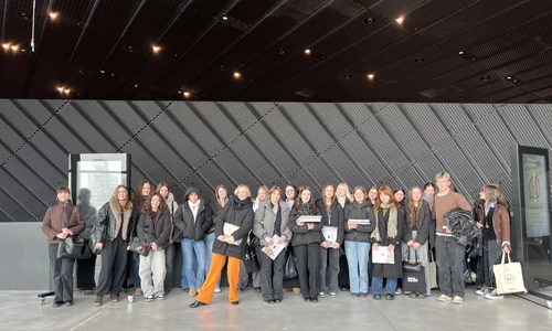 targi Desing Days -zdjęcie grupowe uczni&oacute;w