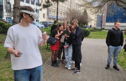 Uczniowie  w parku Jordana w trakcie ćwiczeń