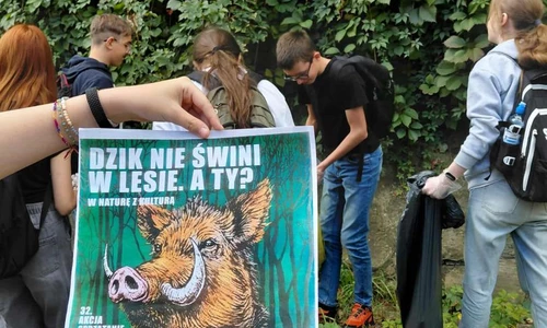 uczniowie szkoły w trakcie akcji sprzątanie świata