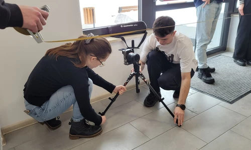 uczniowie w trakcie szkolenia ze skaninigu laserowego