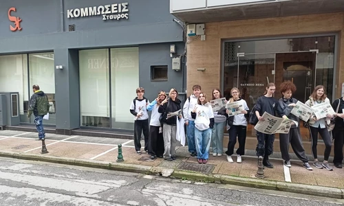 Uczniowie przed wejściem do gazety