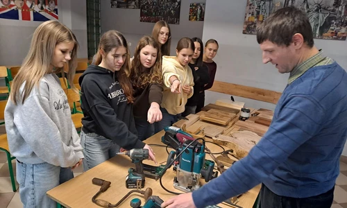 Uczniowie w trakcie festiwalu zawod&oacute;w