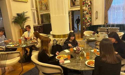 uczniowie w restauracji Hawełka