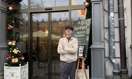 uczeń przed wejściem do restauracji Hawełka