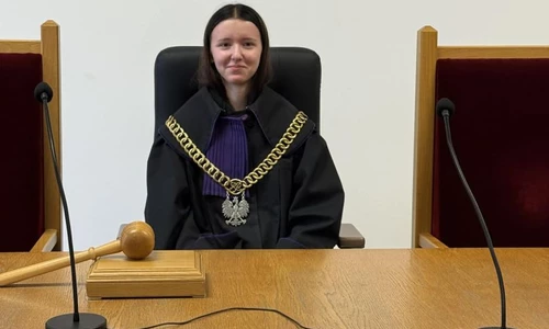 Uczennica w todze sędziowskiej