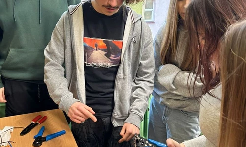 Uczniowie w trakcie festiwalu zawod&oacute;w