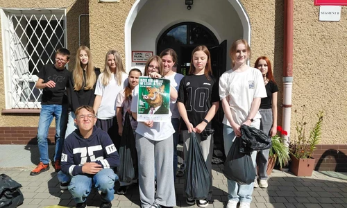 zdjęcie grupowe uczniów bioracych udział w sprzątaniu świata